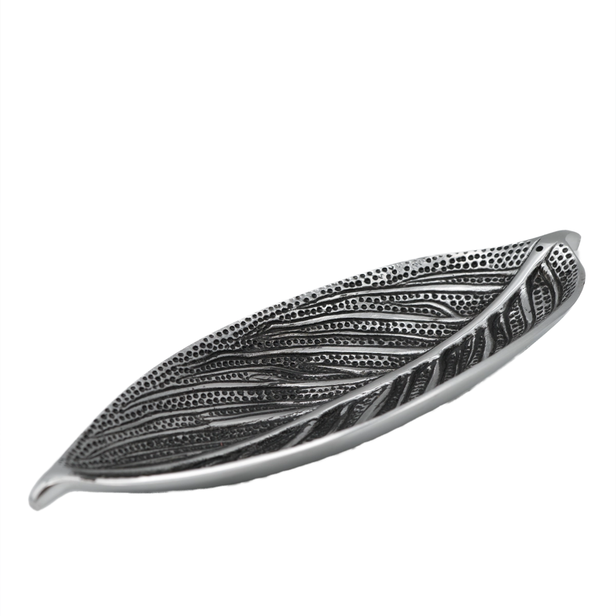 Räucherstäbchenhalter aus Weißmetall mit breitem Blattrelief – eleganter Halter mit großem Aschefang für sauberes und stilvolles Räuchern.