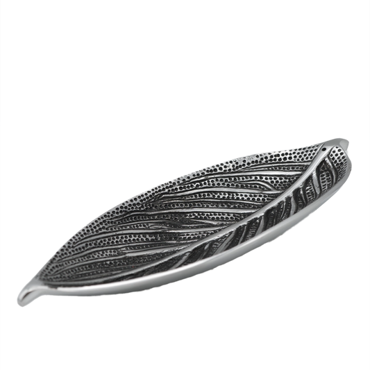 Räucherstäbchenhalter aus Weißmetall mit breitem Blattrelief – eleganter Halter mit großem Aschefang für sauberes und stilvolles Räuchern.