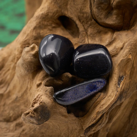 Dunkelblauer Blaufluss-Trommelstein – unterstützt Motivation und Gelassenheit.