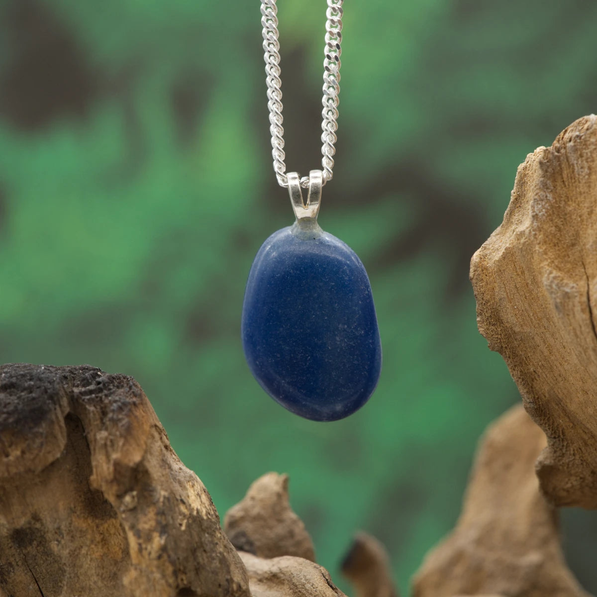 Zartblauer Blauquarz-Anhänger – beruhigt den Geist und fördert Gelassenheit.