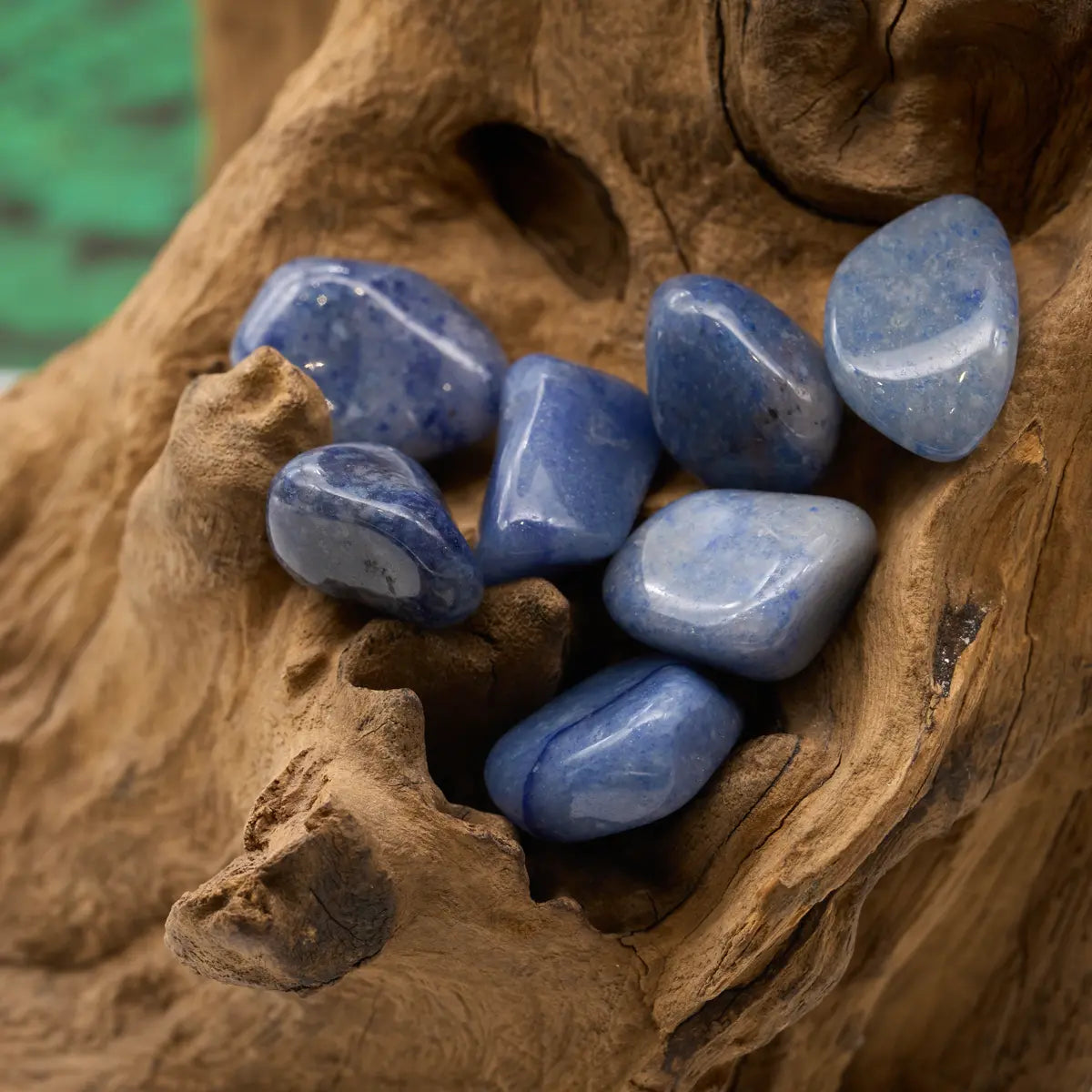 Sanft blauer Quarz-Trommelstein – klärt Gedanken und beruhigt.