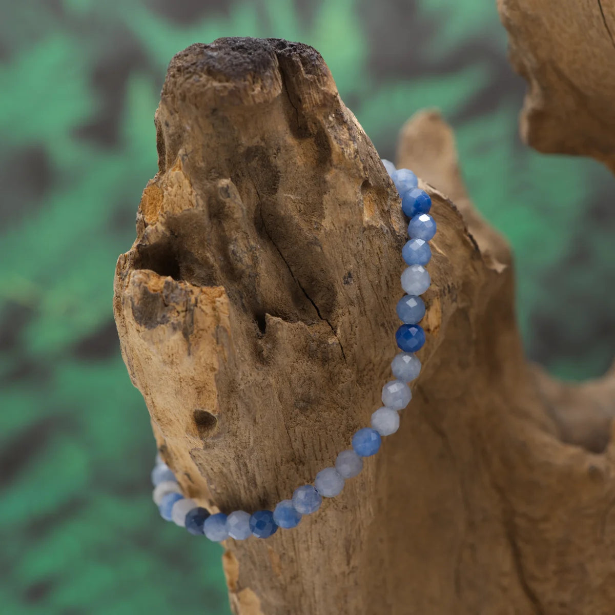 Edelstein-Armband aus 4 mm facettiertem Blauquarz – klärt Geist und entspannt.