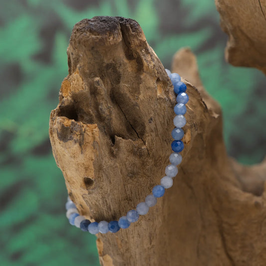 Edelstein-Armband aus 4 mm facettiertem Blauquarz – klärt Geist und entspannt.