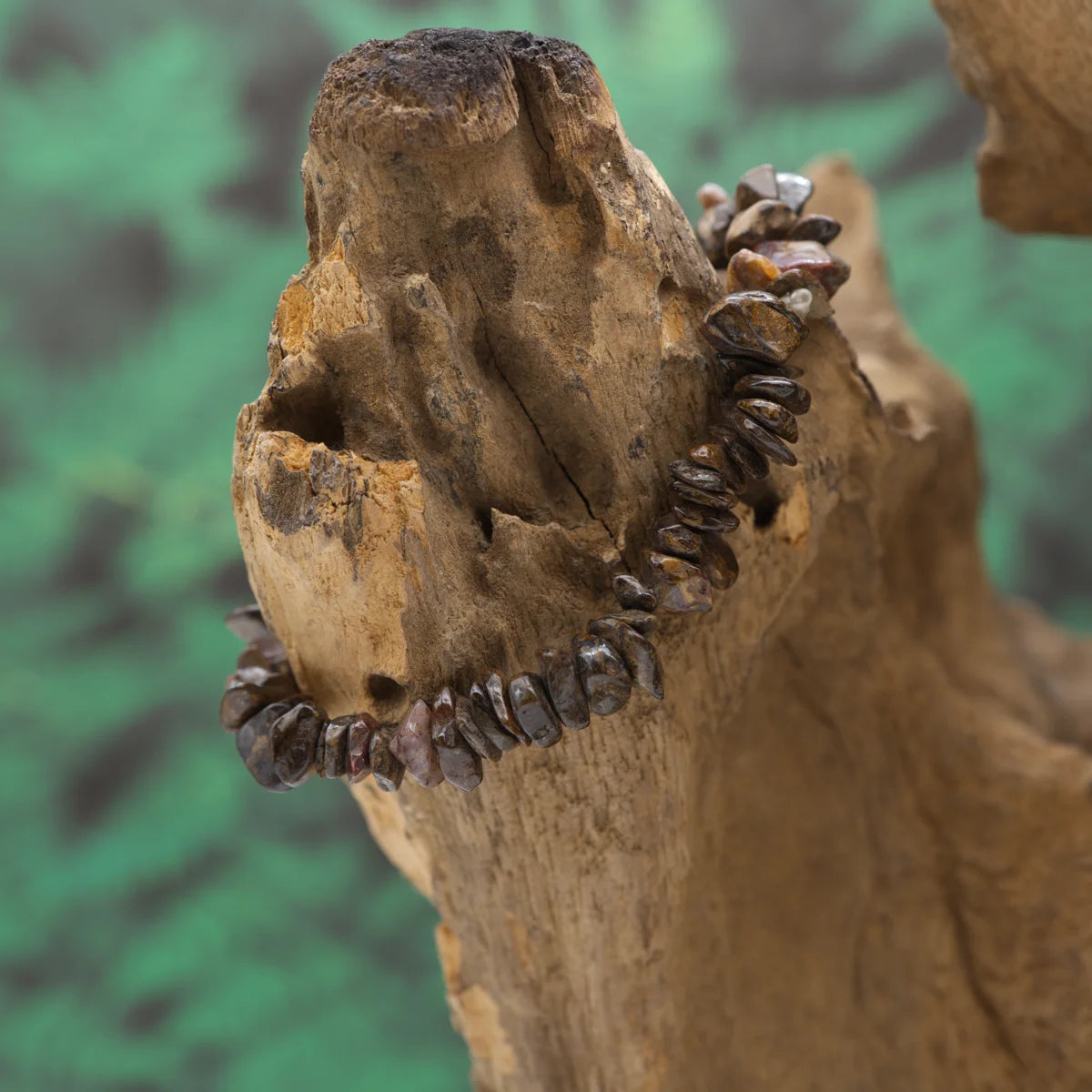 Splitterarmband aus braun-goldenem Bronzit – sorgt für Erdung und Gelassenheit.