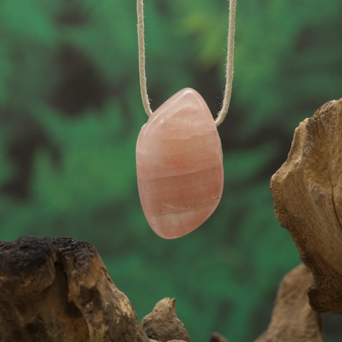 Aprikosenfarbener Calcit – Freude, Kreativität und Lebensenergie.