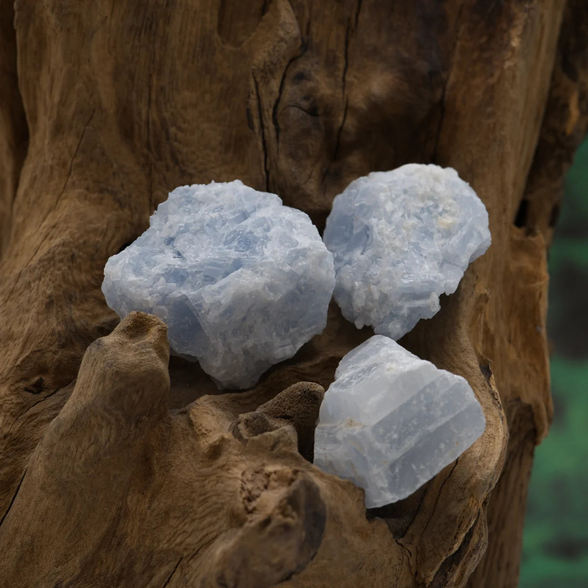 Blauer Calcit-Rohstein – beruhigt Nerven und stärkt innere Ruhe.