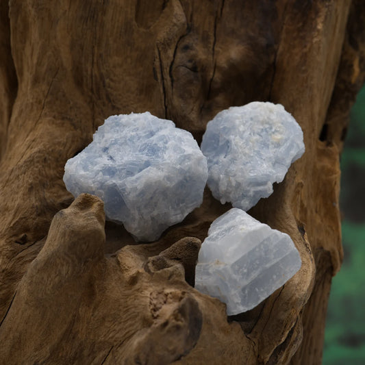 Blauer Calcit-Rohstein – beruhigt Nerven und stärkt innere Ruhe.