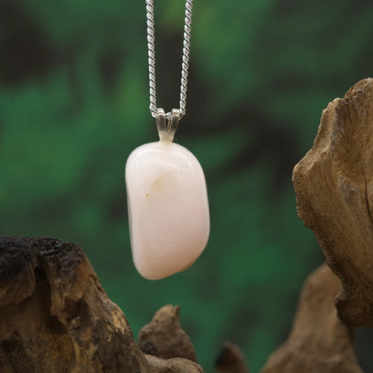 Zartrosa Mangano-Calcit-Anhänger – Herzstein für Selbstliebe, Geborgenheit und Mitgefühl.