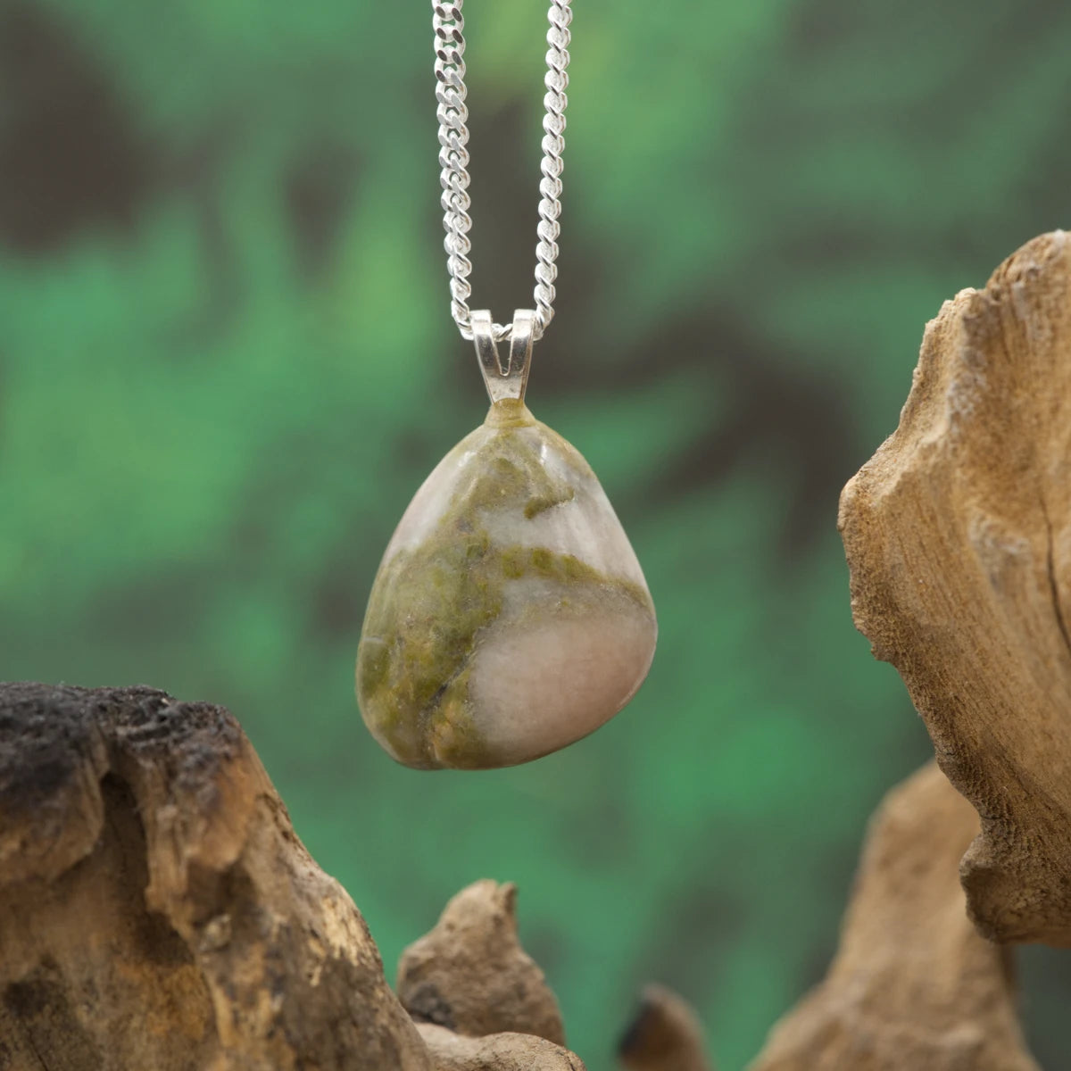 Rosa Calcit mit Serpentin – harmonisierende Kombination für Herzöffnung und Ruhe.