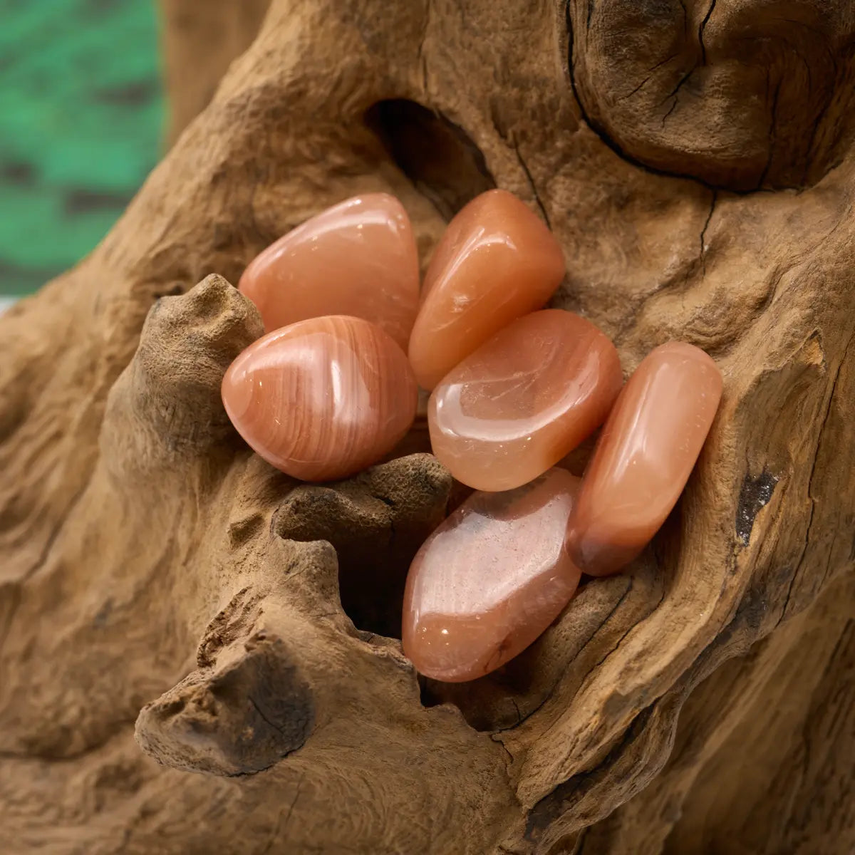 Roter Calcit-Trommelstein – fördert Vitalität und Tatkraft.