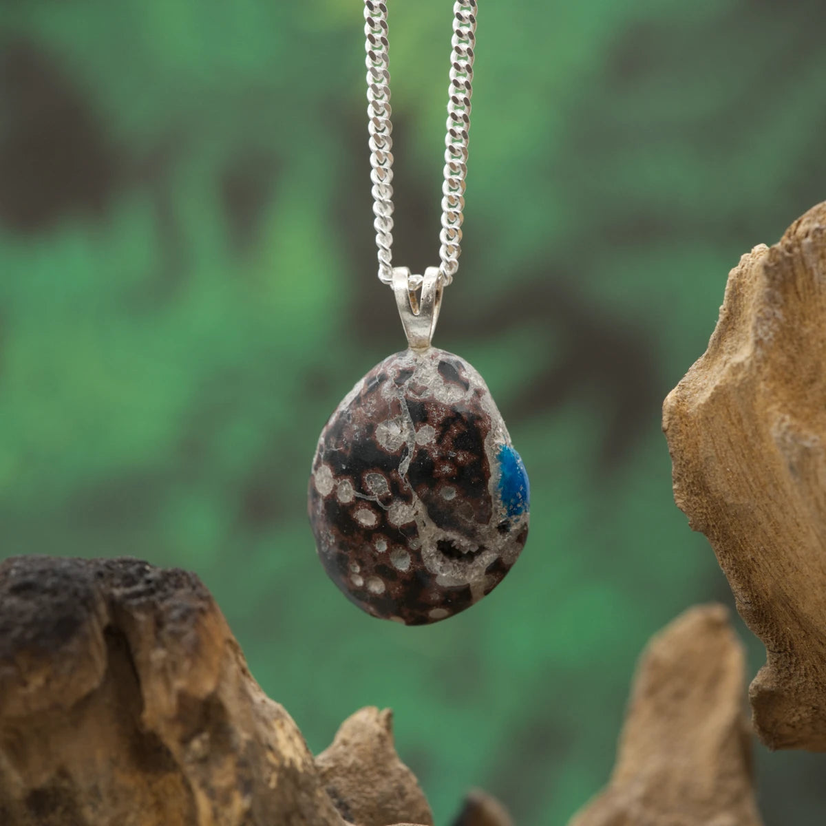 Leuchtend blauer Cavansit-Anhänger – Edelstein für Inspiration, Kommunikation und spirituelles Wachstum.