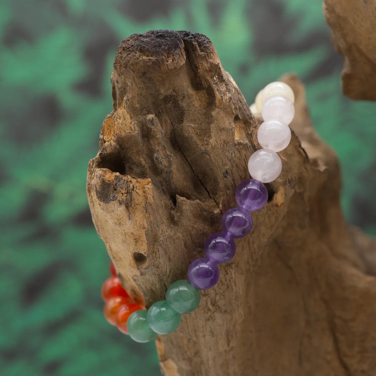 Edelstein-Armband aus 8 mm Chakra-Steinen – harmonisiert alle Energiezentren.