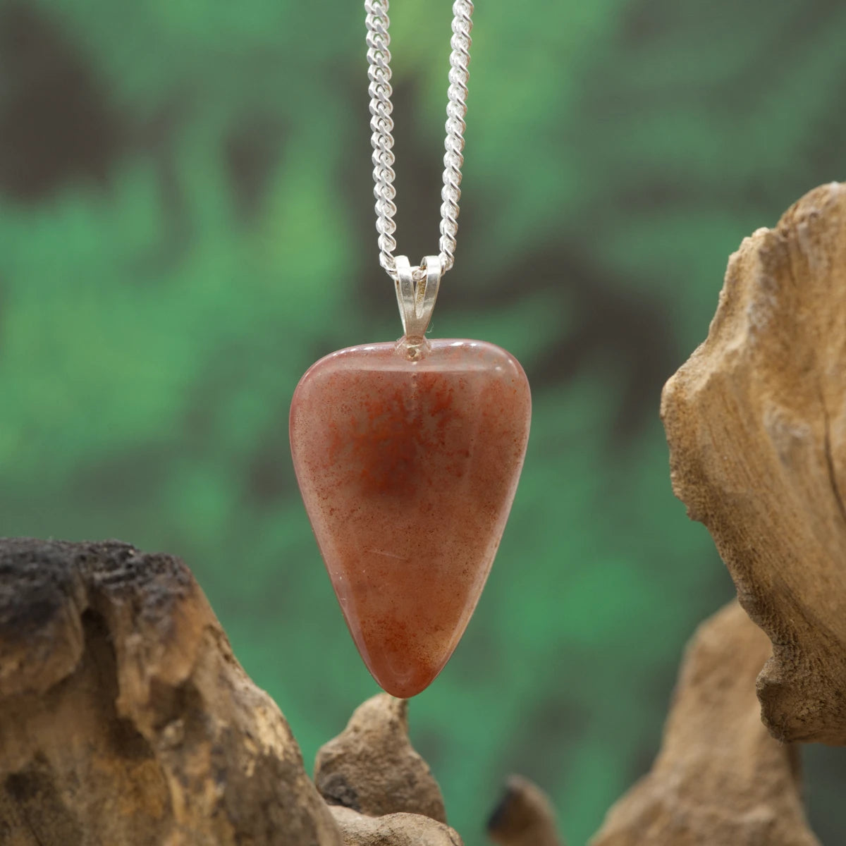 Roter Blutchalcedon-Anhänger – kraftvoller Stein für Lebensenergie und Stabilität.