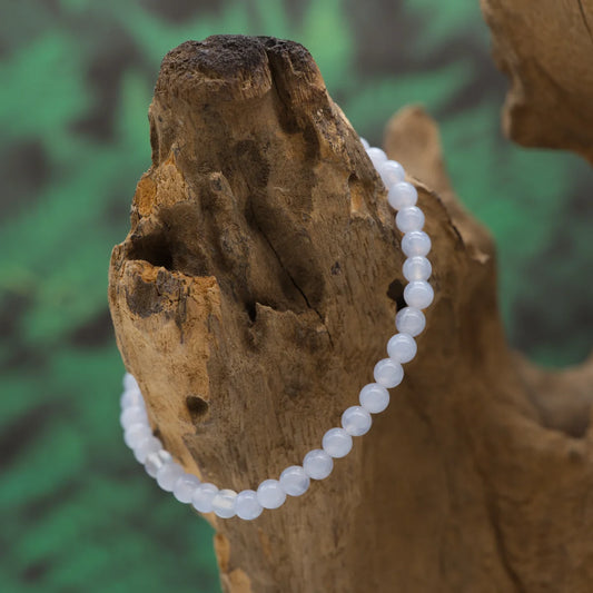 Edelstein-Armband aus 4 mm blauem Chalcedon – fördert Sanftmut und Kommunikation.