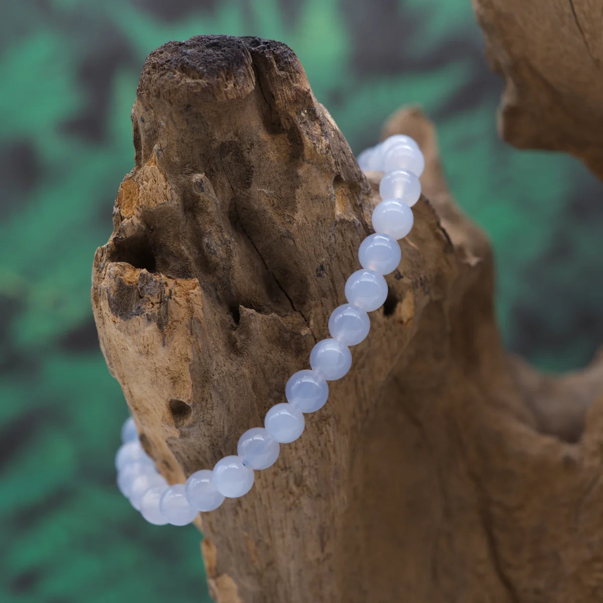 Edelstein-Armband aus 6 mm blauem Chalcedon – fördert Sanftmut und Kommunikation.