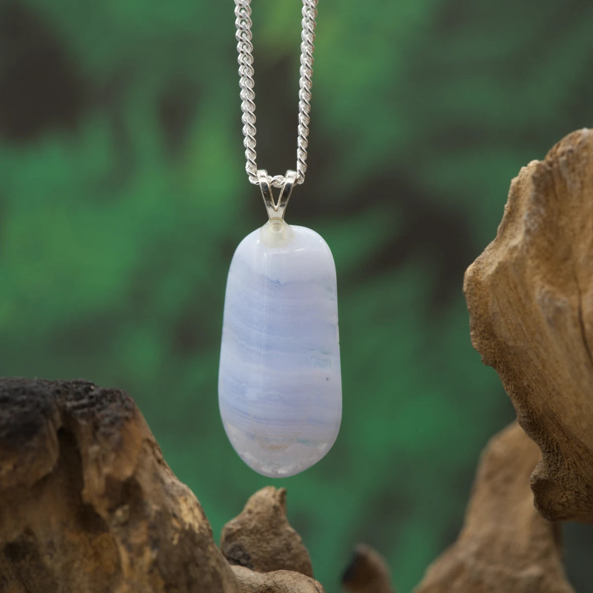 Gebänderter blauer Chalcedon-Anhänger – klärend für Geist, Kommunikation und Emotionen.