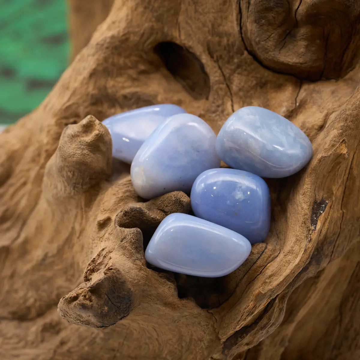 Hellblauer Chalcedon-Trommelstein – unterstützt Kommunikation und Ruhe.