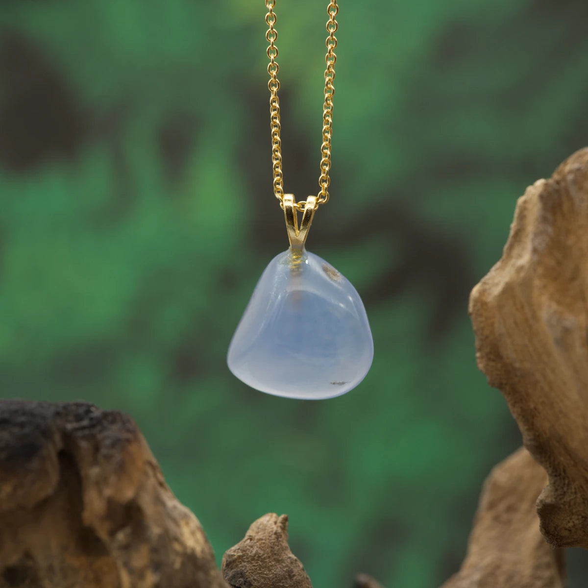 Blauer Chalcedon in 1A-Qualität mit Gold Öse  – kleiner Anhänger für Frieden und seelische Ruhe.