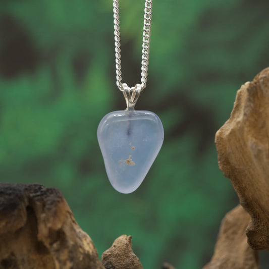 Blauer Chalcedon in 1A-Qualität mit Silber Öse – kleiner Anhänger für Frieden und seelische Ruhe.