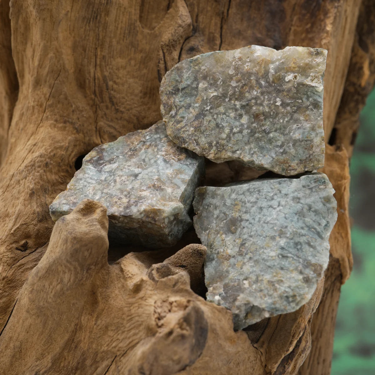 Grüner Chalcedon-Rohstein – fördert Harmonie und emotionale Heilung.