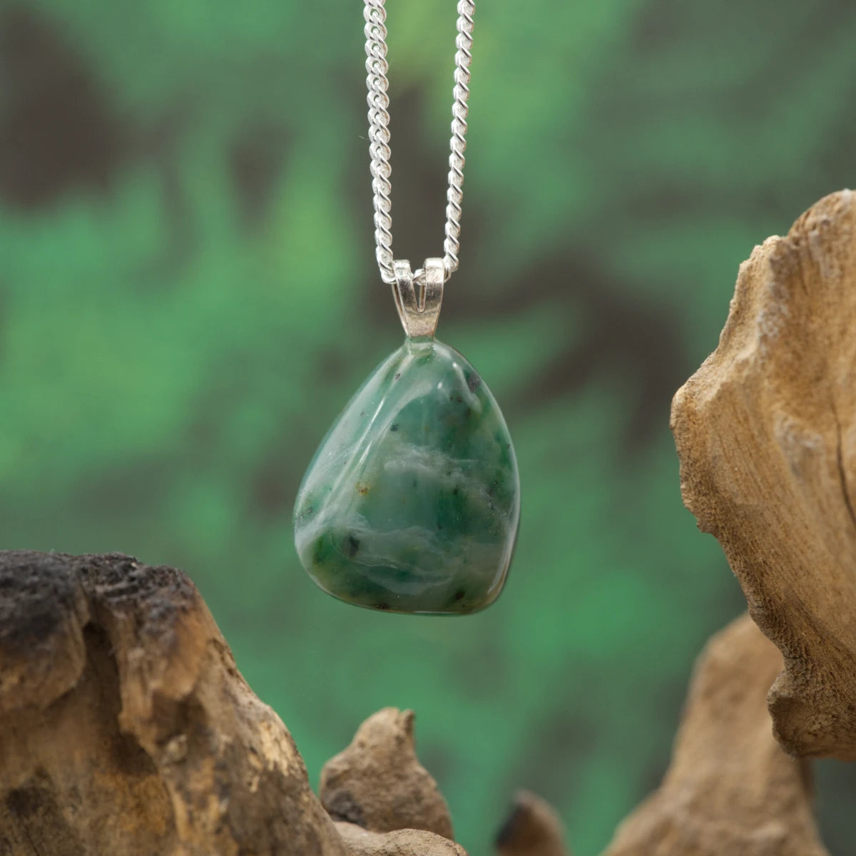 Kupferfarbener Chalcedon-Anhänger – stärkt Durchhaltevermögen und innere Ruhe.