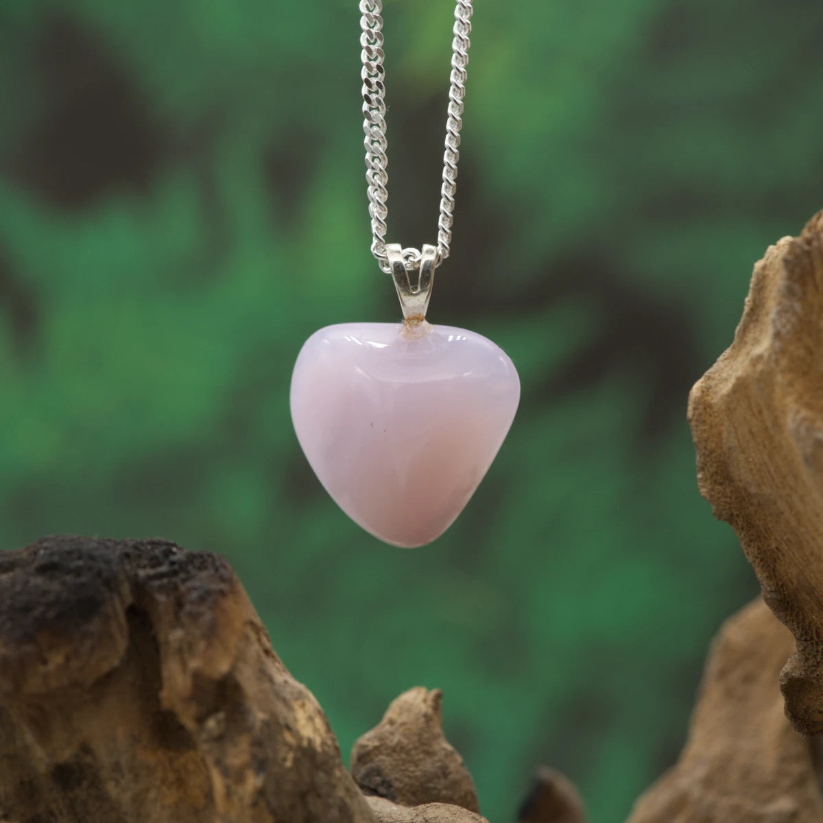 Zartrosa Rosenchalcedon-Anhänger – stärkt Liebe, Mitgefühl und Herzenswärme.