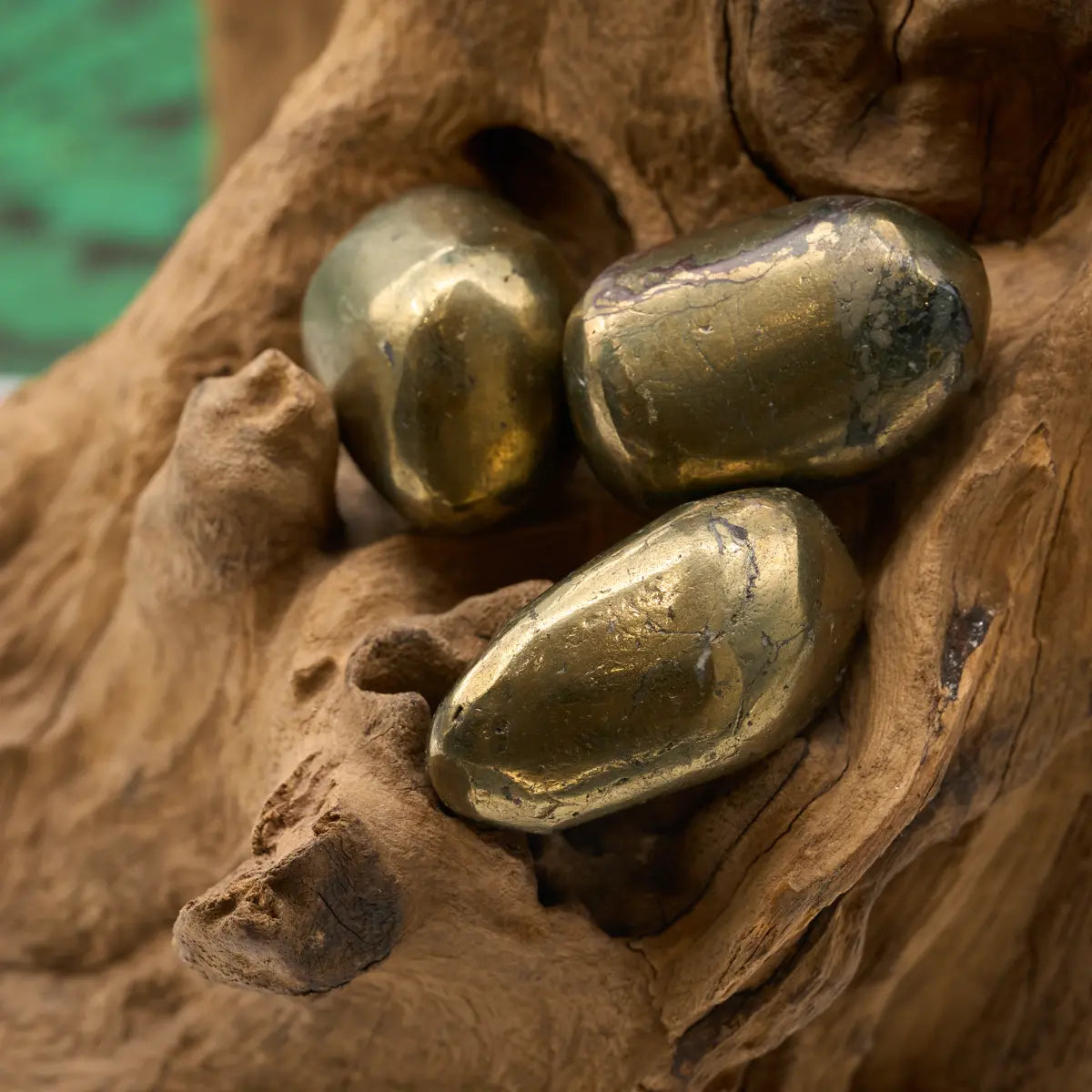 Goldglänzender Chalkopyrit-Trommelstein – belebt Energie und Lebensfreude.