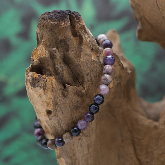 Edelstein-Armband aus 6 mm Charoit – unterstützt Transformation und Selbstvertrauen.
