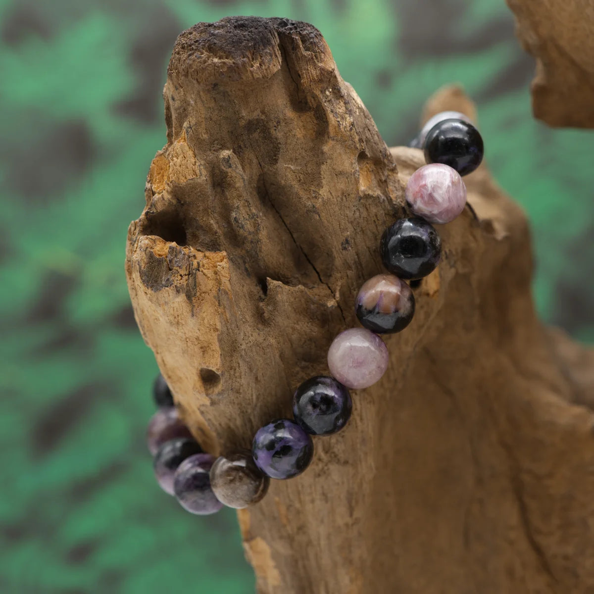 Edelstein-Armband aus 8 mm Charoit-Perlen – unterstützt Transformation und Selbstvertrauen.