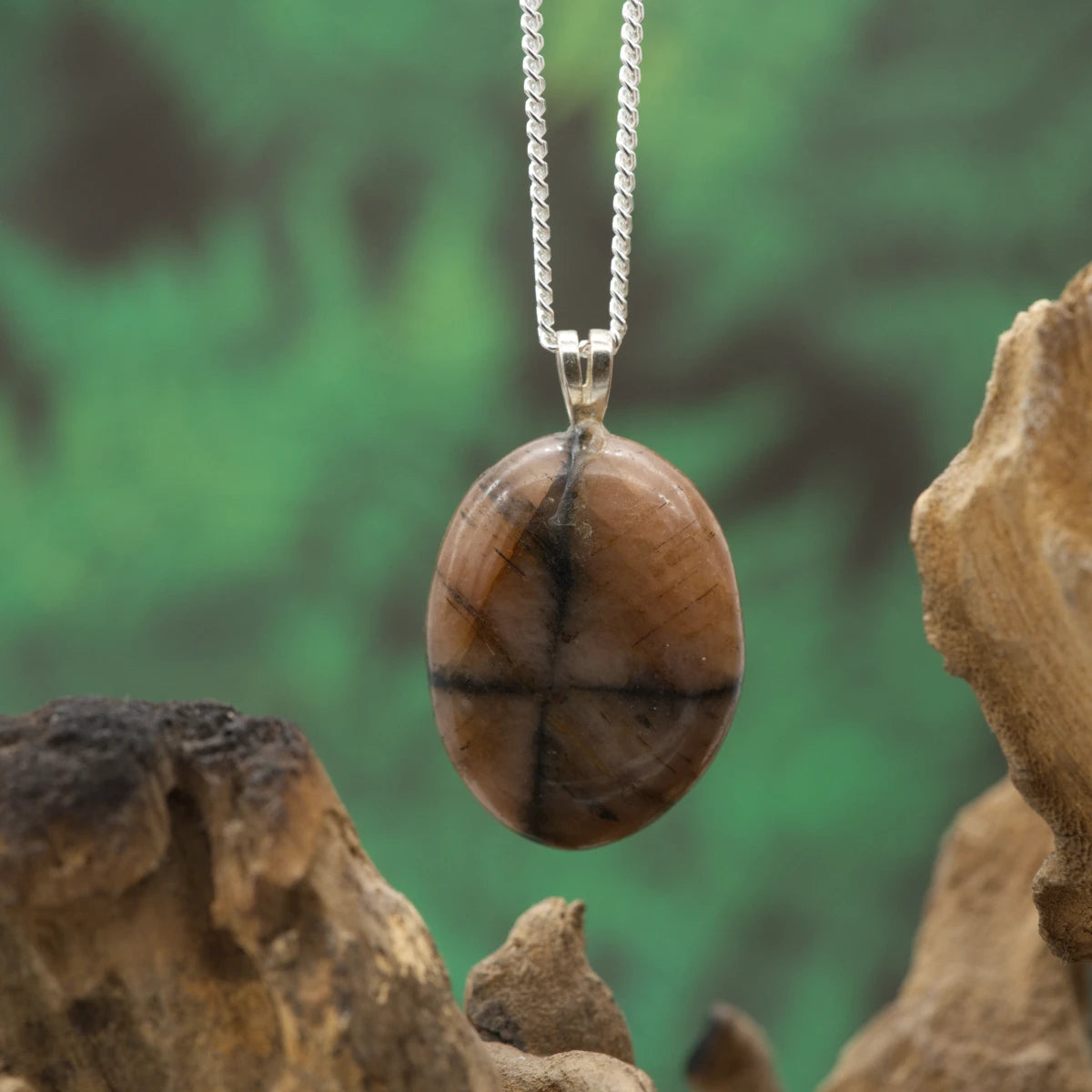 Chiastolith mit Kreuzstruktur – Schutzstein für Klarheit, Erdung und Abgrenzung.