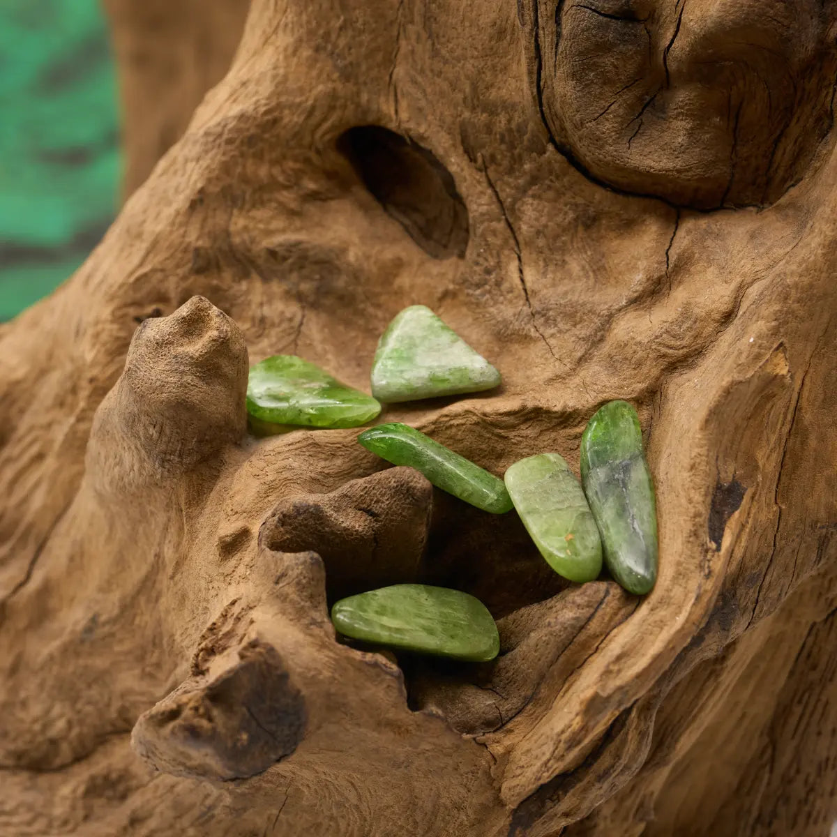 Grünlich schimmernder Tremolit – stärkt Mut und innere Stabilität.