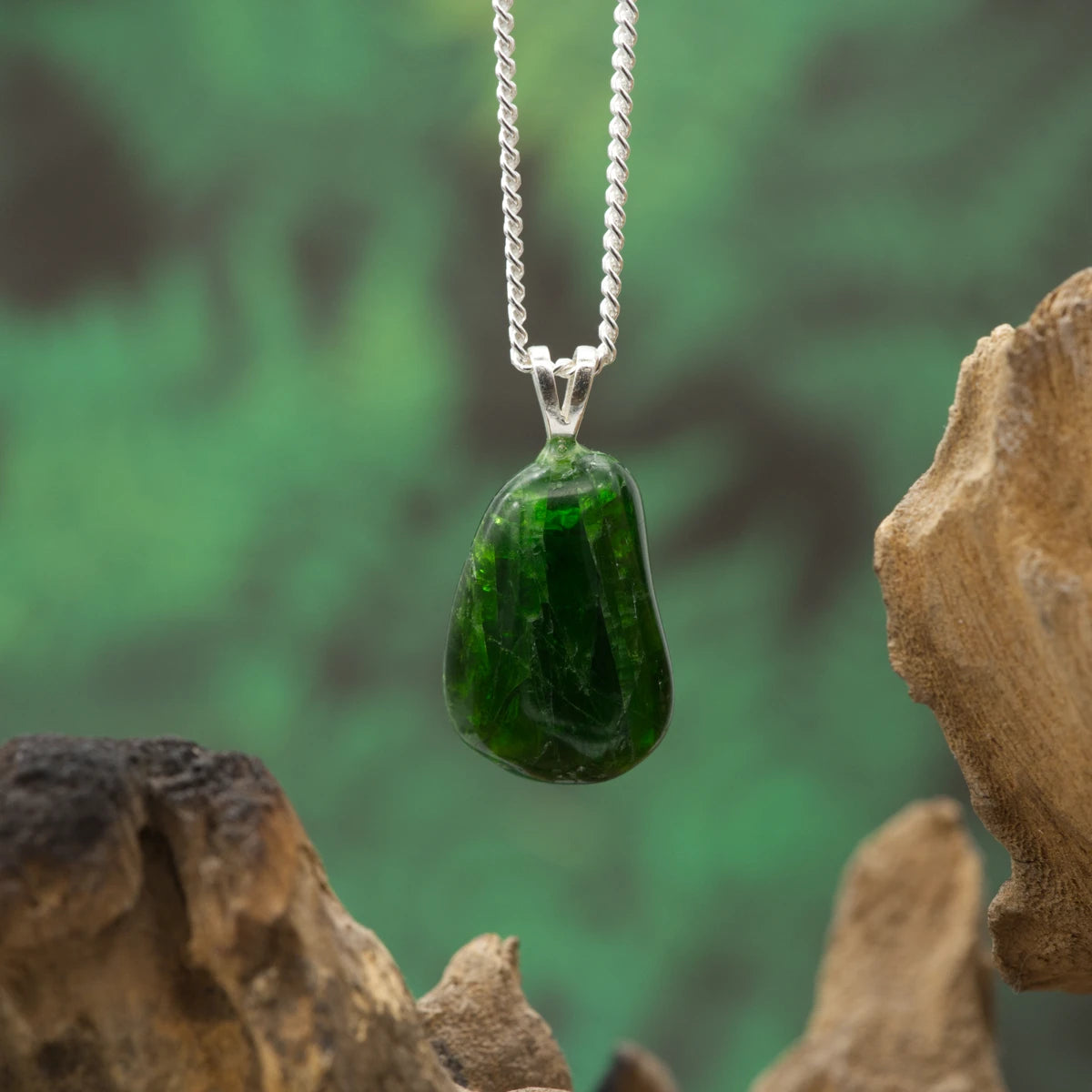 Smaragdgrüner Chromdiopsid-Anhänger – stärkt Herzenergie, Vertrauen und Naturverbundenheit.