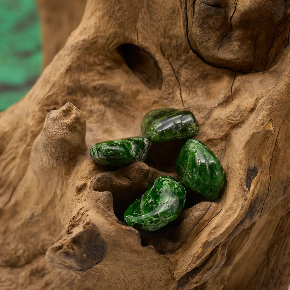 Sattes Tiefgrün – belebt Herzenergie und Klarheit.