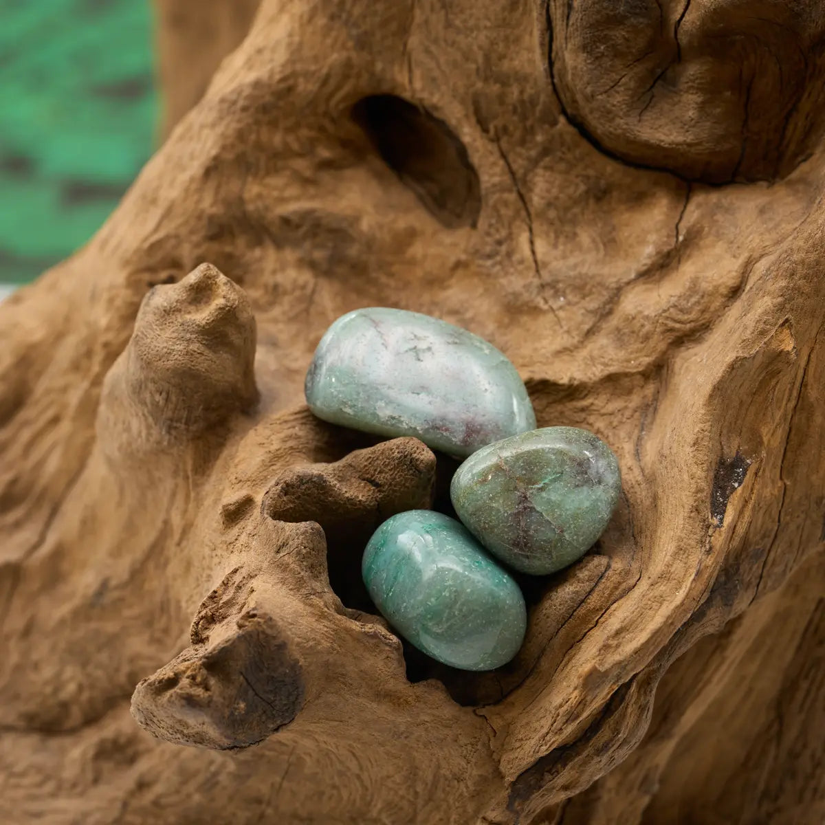 Türkisgrüne Adern im Quarz – verbindet Ruhe und Klarheit.
