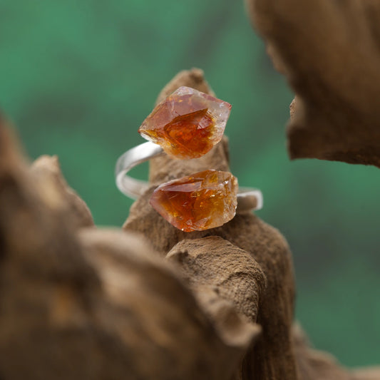 Rohstein-Ring mit goldenem Citrin – strahlt Wärme und Lebensfreude aus.