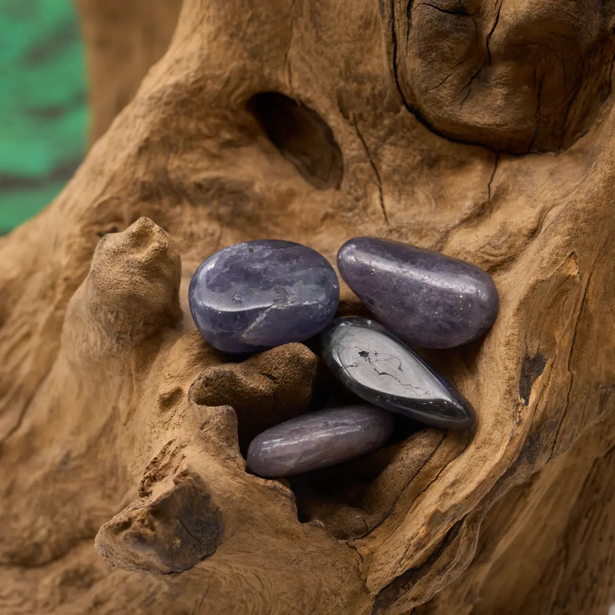 Violettblau schimmernd – vertieft Intuition und Fokus.