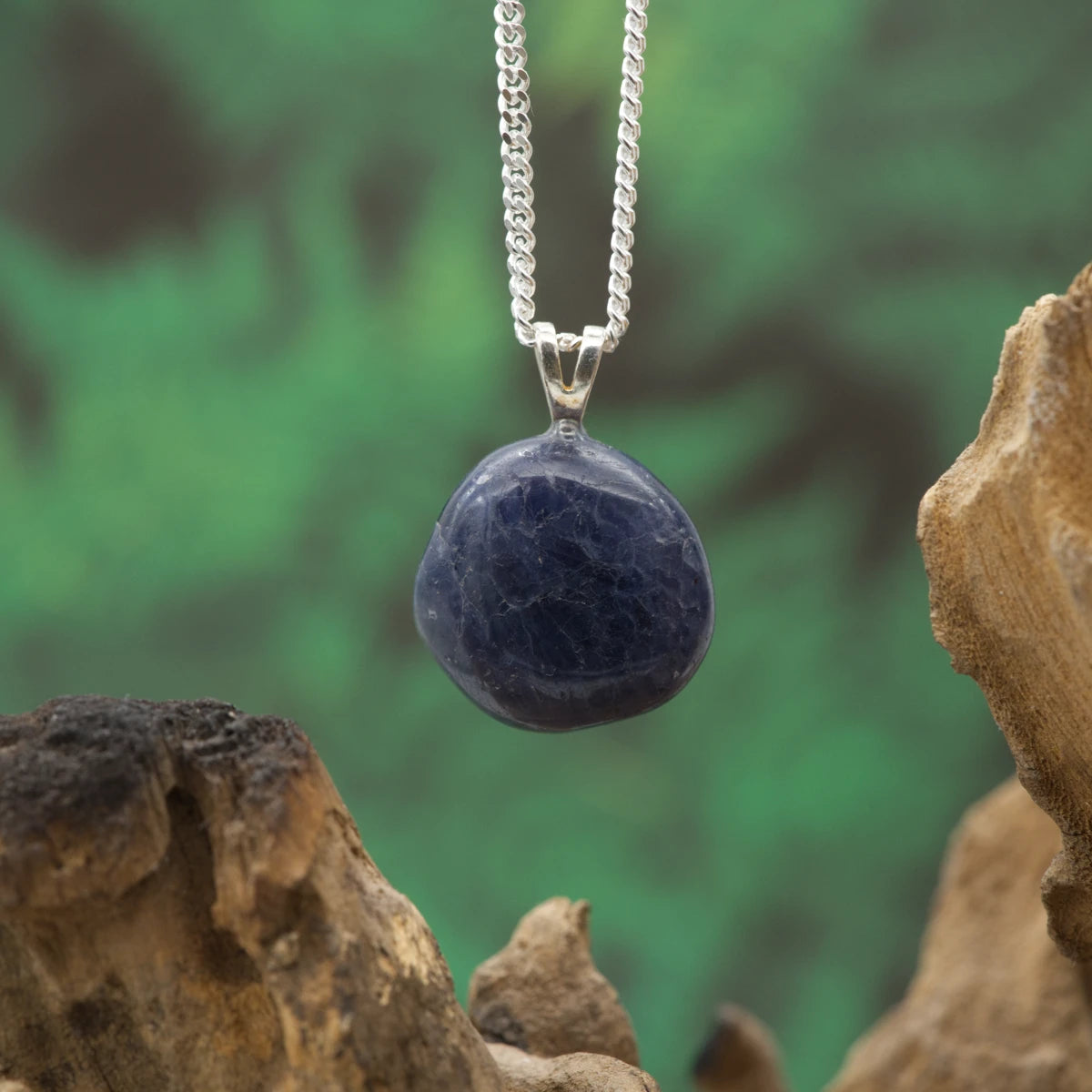 Dunkelblauer Iolith-Anhänger – Stein der Intuition, Klarheit und spirituellen Erkenntnis.