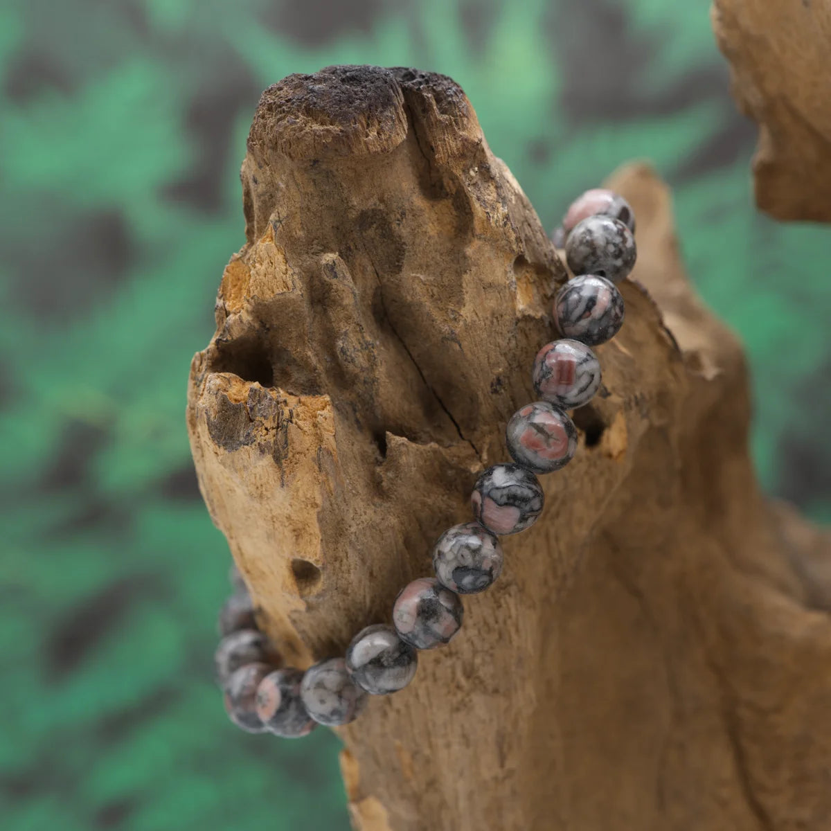 Edelstein-Armband aus 8 mm Fossil-Marmor-Perlen – steht für Erdung und Zeitlosigkeit.