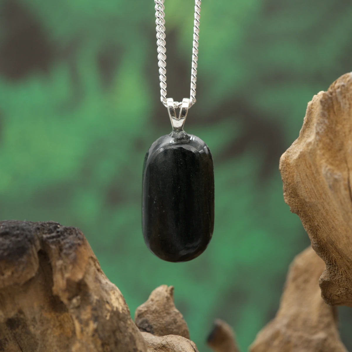 Schwarzer Diopsid-Anhänger – Schutzstein für Erdung, Kraft und innere Stabilität.