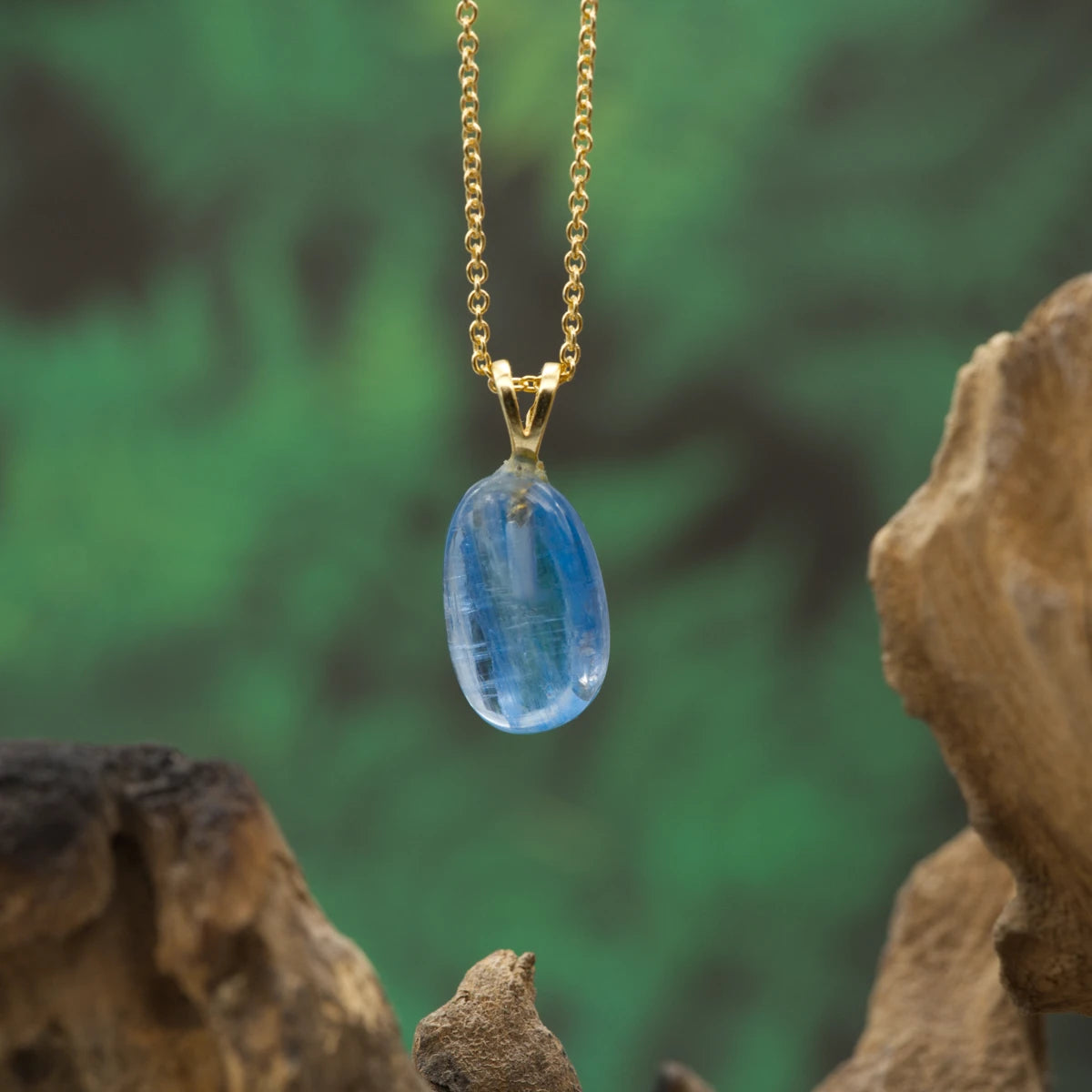 Mini-Kyanit-Anhänger in 1A-Qualität mit Gold Öse – Stein der Klarheit, Harmonie und Zentrierung.