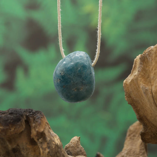 Blau funkelnder Disthen-Lazulith in Quarz – Bewusstsein, Fokus und Ausgleich.