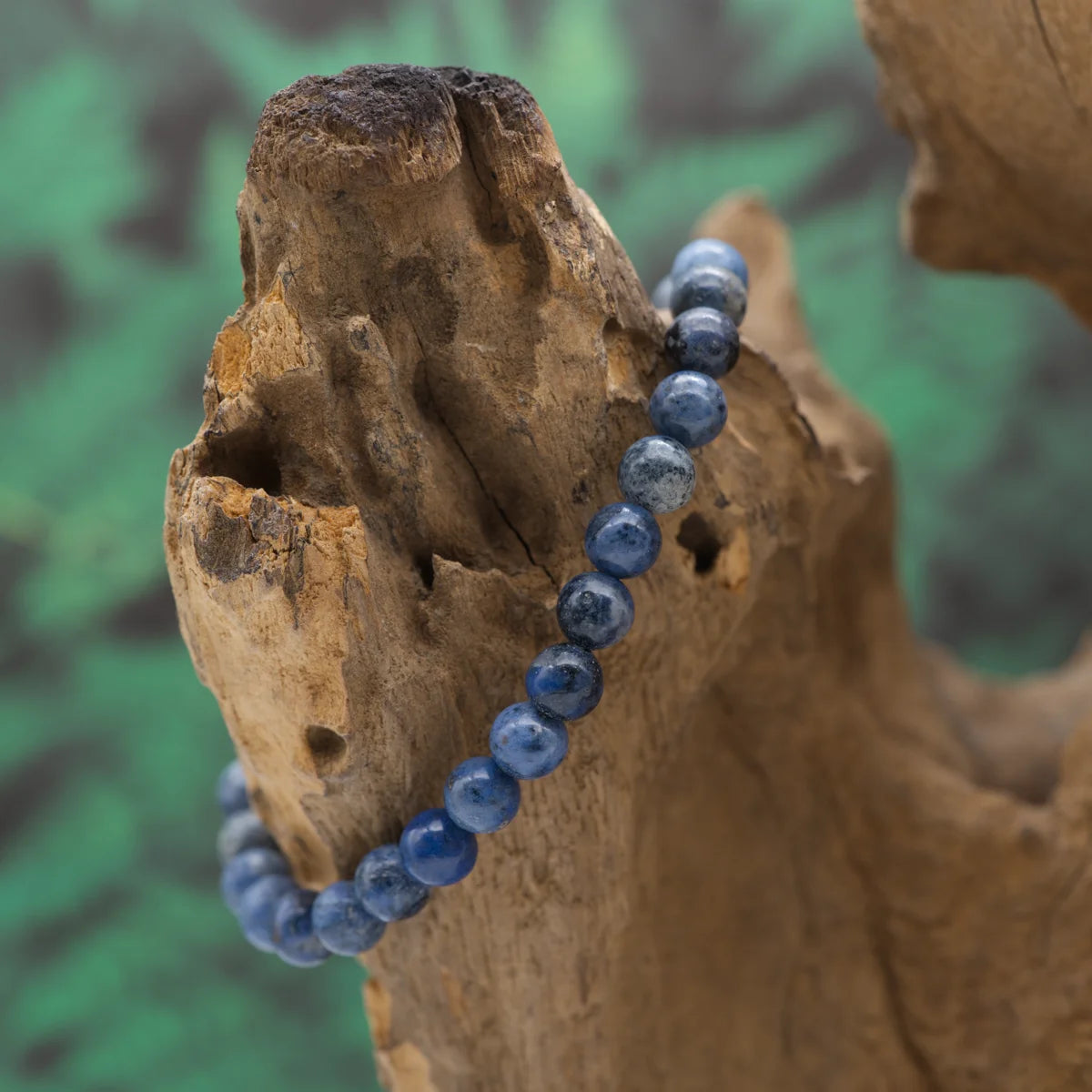 Edelstein-Armband aus 6 mm Dumortierit – stärkt Disziplin und Klarheit.