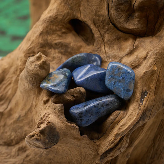 Tiefblau gesprenkelt – stärkt Disziplin und Klarheit.