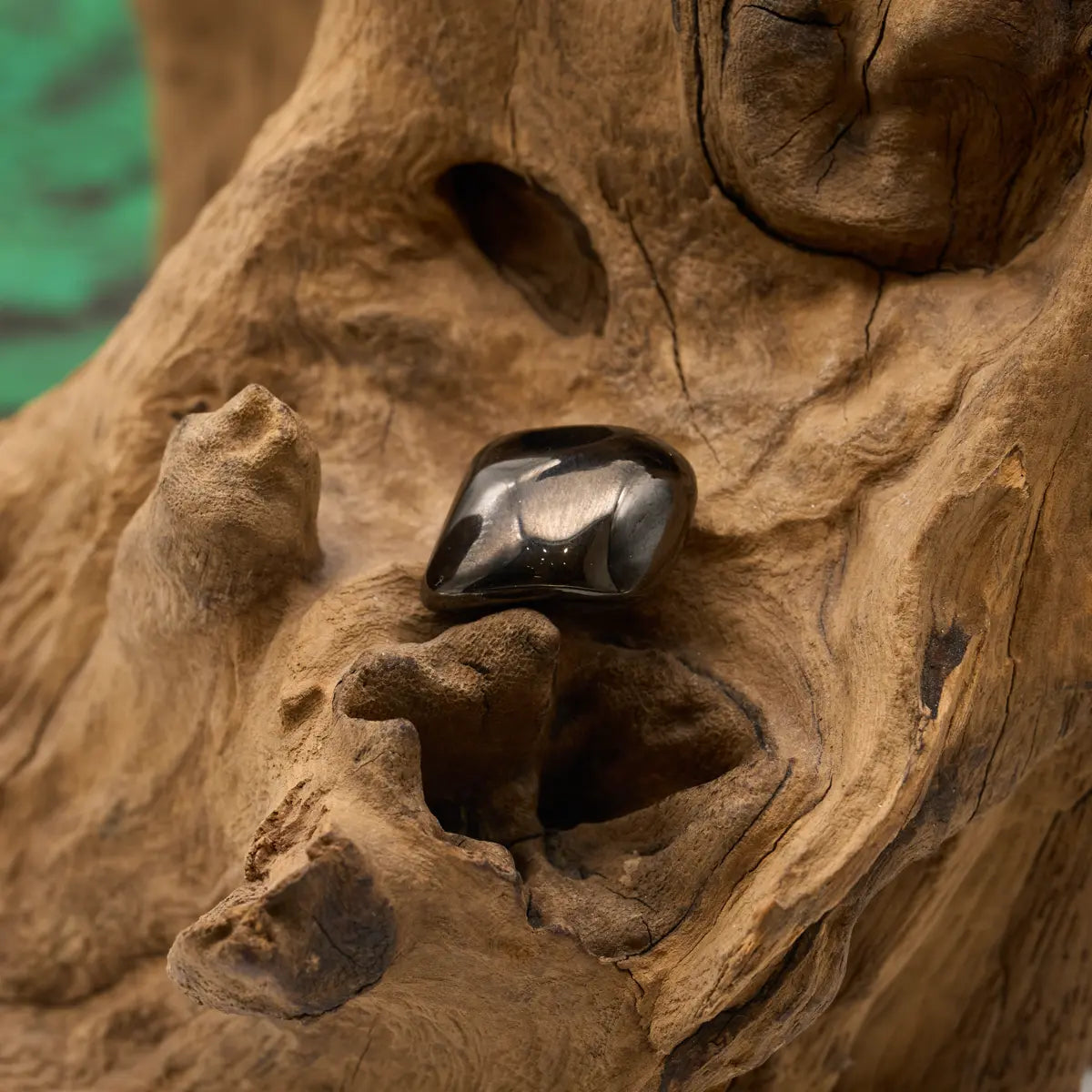 Tiefschwarz, glänzend – schützt und reinigt energetisch.