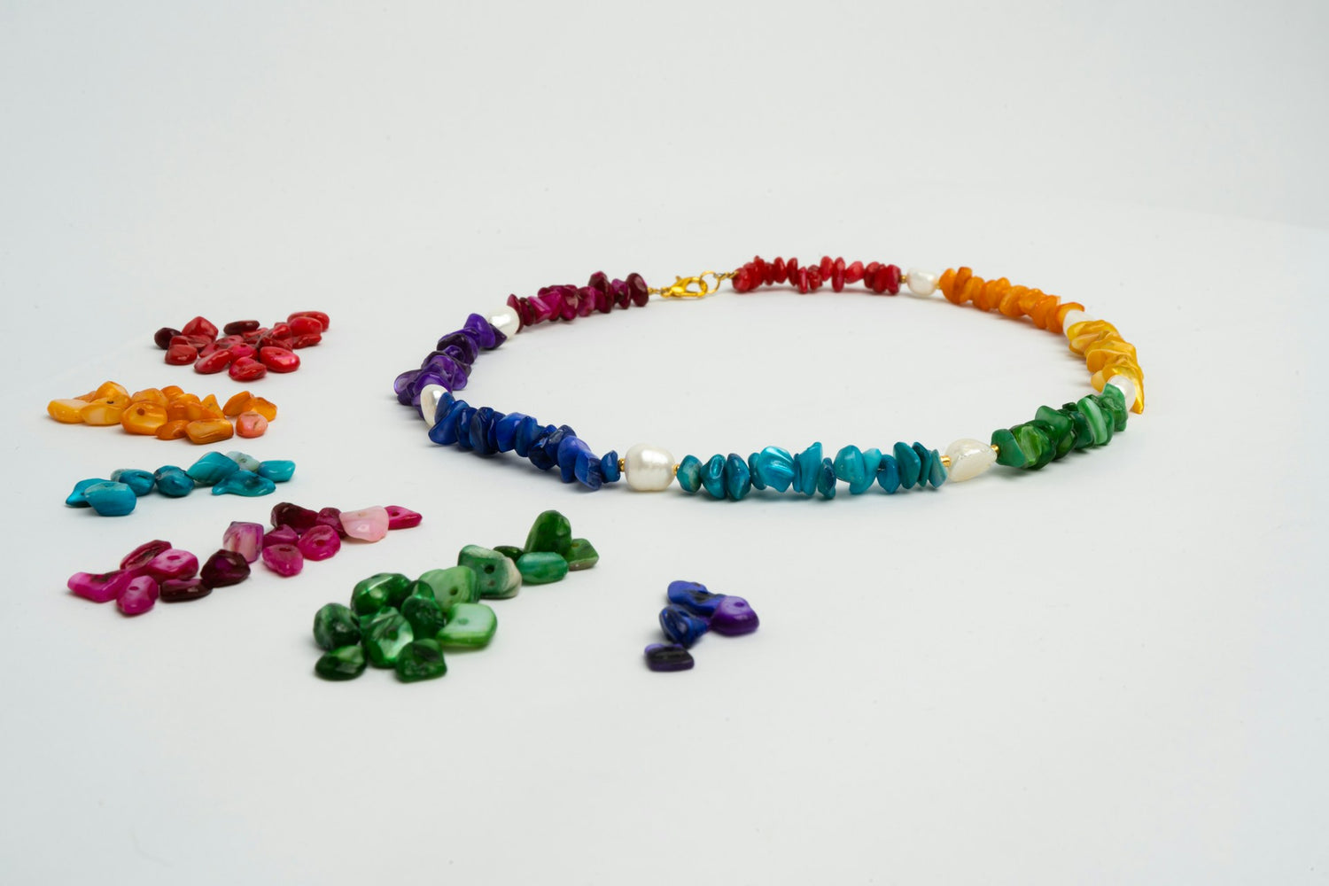 Ein Regenbogen-Chakra-Armband aus bunten Edelsteinperlen, das verschiedene Farben und Heilsteine kombiniert. Edelstein Armbänder wie dieses sind beliebt für ihre energetischen Eigenschaften und ihre farbenfrohe Optik.