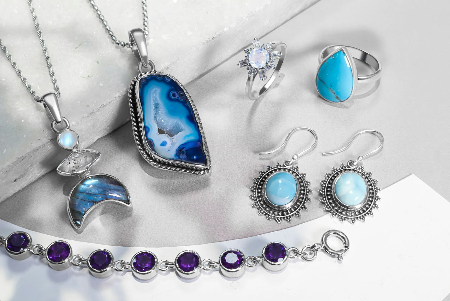 Nahaufnahme von Edelstein Schmuck mit verschiedenen funkelnden Steinen – ein Zusammenspiel von Farben und Energie.