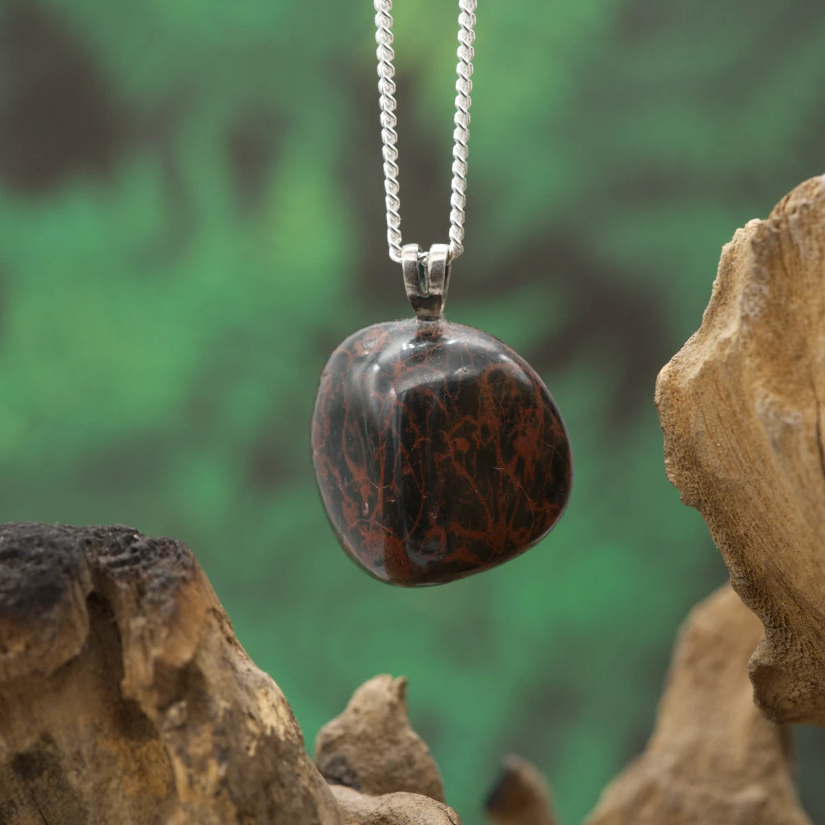 Roter Eisenkiesel mit Netzstruktur – kräftigender Stein für Durchhaltevermögen und Erdung.