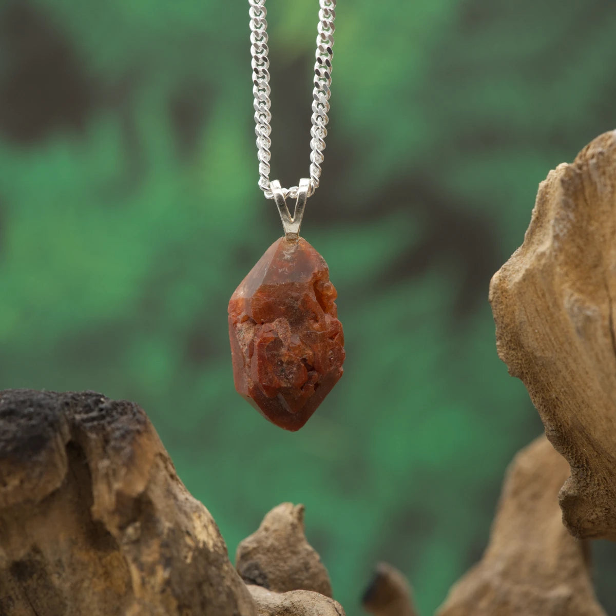 Rohstein-Anhänger aus Eisenkiesel „Mondolith“ – kraftvoller Schutz- und Erdungsstein für Stabilität.