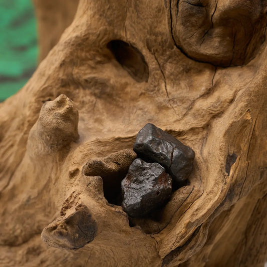 Metallisch, strukturiert – vermittelt Stärke und Beständigkeit.
