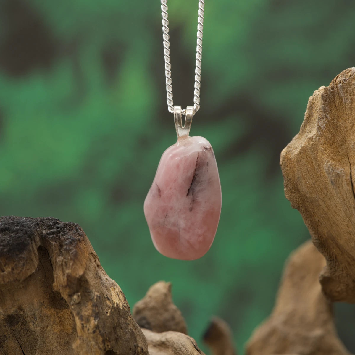 Zartrosafarbener Erdbeerquarz-Anhänger – Stein für Liebe, Harmonie und emotionale Heilung.